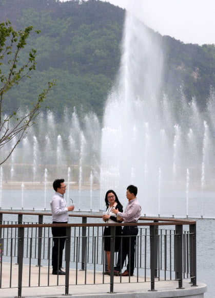 초여름 날씨를 보인 14일 낮 세종시 세종호수공원에서 분수가 시원한 물줄기를 내뿜고 있다.  연합뉴스