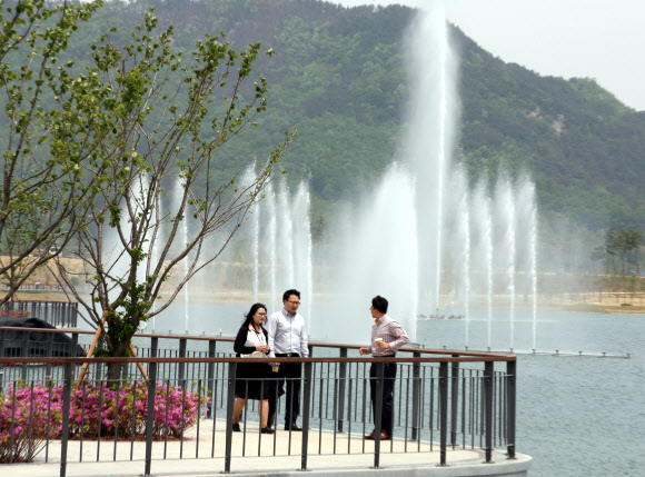 초여름 날씨를 보인 14일 낮 세종시 세종호수공원에서 분수가 시원한 물줄기를 내뿜고 있다.  연합뉴스