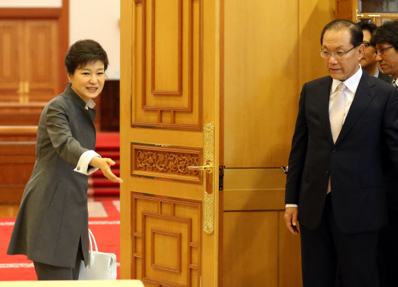 박근혜 대통령이 14일 청와대에서 황우여 새누리당 대표와 정기 월례회동에 앞서 악수한 뒤 자리를 권하고 있다.  연합뉴스