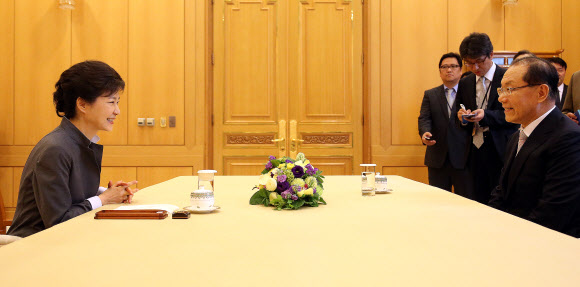 박근혜 대통령과 황우여 새누리당 대표가 14일 청와대에서 열린 정기 월례회동에서 환담하고 있다.  연합뉴스