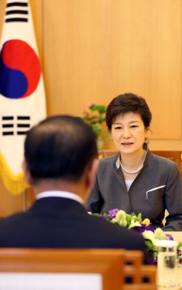 박근혜 대통령이 14일 청와대에서 황우여 새누리당 대표와 정기 월례회동을 갖고 있다.  연합뉴스