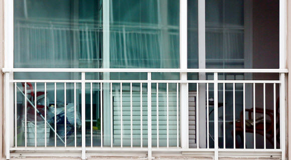 성추행 의혹을 받는 윤창중 전 청와대 대변인이 모습을 감춘 지 나흘째인 14일 오후 경기도 김포시 윤 전 대변인의 자택 다용도실에 놓인 의자에 누군가 앉아있었던 듯 담요가 놓여 있다. 연합뉴스