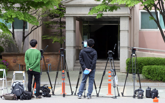 성추행 의혹을 받는 윤창중 전 청와대 대변인이 모습을 감춘 지 나흘째인 14일 오후 경기도 김포시 윤 전 대변인 자택 앞에서 취재진들이 윤 전 대변인이 나오기를 기다리고 있다. 연합뉴스