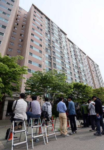 성추행 의혹을 받는 윤창중 전 청와대 대변인이 모습을 감춘 지 나흘째인 14일 오전 경기도 김포시 윤 전 대변인의 자택 앞에서 취재진들이 윤 전 대변인이 나오기를 기다리고 있다. 연합뉴스