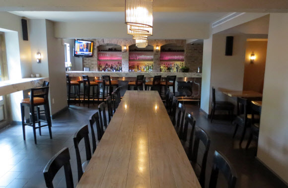 윤창중 전 청와대 대변인이 여성 인턴과 술을 마시려고 들렀다는 워싱턴 시내 호텔의 와인바 내부 모습.  연합뉴스