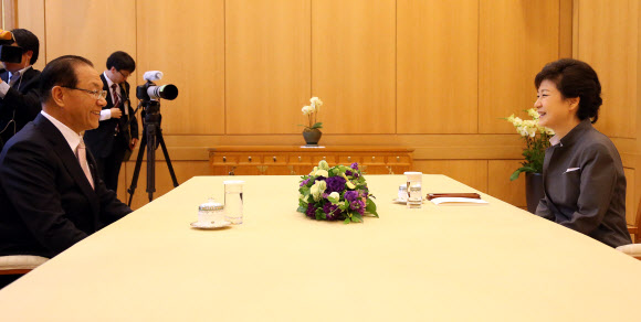 박근혜 대통령과 황우여 새누리당 대표가 14일 청와대에서 열린 정기 월례회동에서 환담하고 있다. 연합뉴스