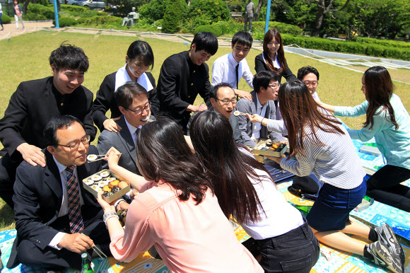 ‘스승의 날’을 하루 앞둔 14일 경남 김해 인제대에서 스승과 제자가 함께 하는 이색 캠퍼스 소풍 행사가 열리고 있다. 연합뉴스