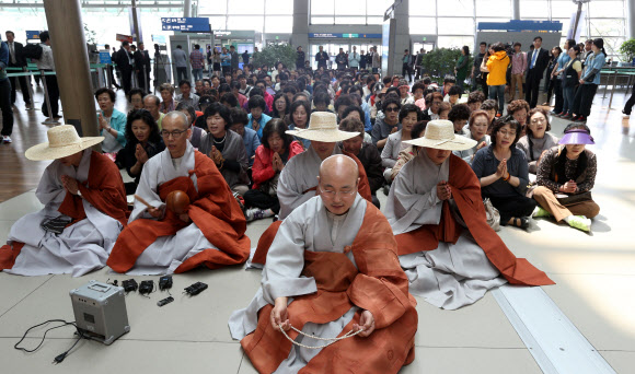 조계사 승려와 신도들이 15일 영종도 인천국제공항 출국장에서 여객터미널 내 연등 설치를 불허한 인천국제공항공사에 항의하는 법회를 열고 있다.  연합뉴스