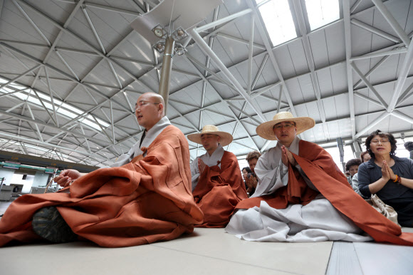 조계사 승려와 신도들이 15일 영종도 인천국제공항 출국장에서 여객터미널 내 연등 설치를 불허한 인천국제공항공사에 항의하는 법회를 열고 있다.  연합뉴스