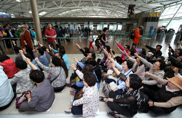 조계사 승려와 신도들이 15일 영종도 인천국제공항 출국장에서 여객터미널 내 연등 설치를 불허한 인천국제공항공사에 항의하는 법회를 열고 있다.  연합뉴스