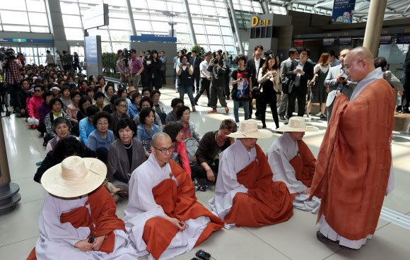 조계사 승려와 신도들이 15일 영종도 인천국제공항 출국장에서 여객터미널 내 연등 설치를 불허한 인천국제공항공사에 항의하는 법회를 열고 있다.  연합뉴스