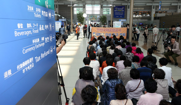 조계사 승려와 신도들이 15일 영종도 인천국제공항 출국장에서 여객터미널 내 연등 설치를 불허한 인천국제공항공사에 항의하는 법회를 열고 있다.  연합뉴스