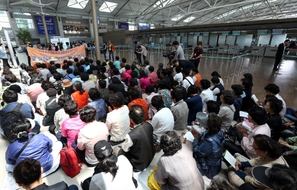 조계사 승려와 신도들이 15일 영종도 인천국제공항 출국장에서 여객터미널 내 연등 설치를 불허한 인천국제공항공사에 항의하는 법회를 열고 있다.  연합뉴스