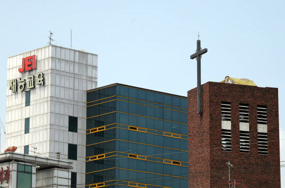 재능교육 노조의 여성 조합원 2명이 서울 혜화동 성당 종탑에서 벌이고 있는 고공농성이 오는 16일로 100일째를 맞는다. 이날 99일째 이어지고 있는 고공농성 현장 뒤로 재능교육 건물이 보인다.  연합뉴스