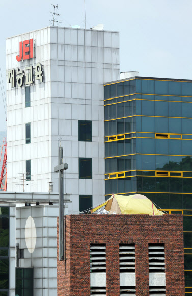 재능교육 노조의 여성 조합원 2명이 서울 혜화동 성당 종탑에서 벌이고 있는 고공농성이 오는 16일로 100일째를 맞는다. 이날 99일째 이어지고 있는 고공농성 현장 뒤로 재능교육 건물이 보인다. 연합뉴스