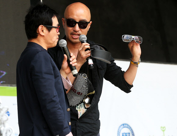 15일 오후 서울 성동구 행당동 한양대학교에서 열린 ‘초여름의 산타마켓’바자회에서 방송인 홍석천이 애장품 경매를 하고 있다. 연합뉴스