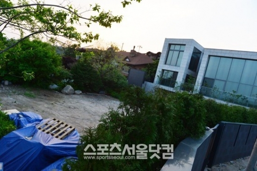 서태지-이은성 커플의 평창동 신혼집의 뒤쪽.<br>남윤호 기자
