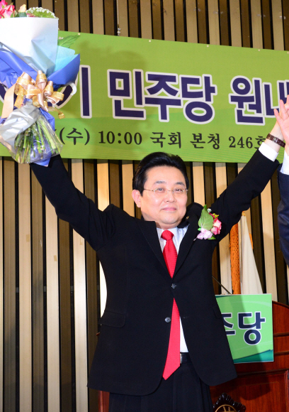 제1 야당인 민주당 신임 원내대표에 선출된 전병헌 의원이 15일 여의도 국회에서 손을 들어 당선 인사를 하고 있다. 이호정 기자 hojeong@seoul.co.kr