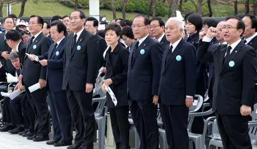 박근혜 대통령이 18일 광주 북구 운정동 국립 5.18묘지에서 열린 제33주년 5.18 민주화운동 기념식에서 임을 위한 행진곡 합창공연시 태극기를 들고 경청하고 있다.연합뉴스