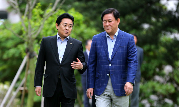 최경환 새누리당 원내대표(오른쪽)와 전병헌 민주당 원내대표가 19일 오전 첫 공식 회동을 하기 위해 회동장소인 국회 의원동산 사랑재로 함께 걸어가고 있다.  연합뉴스