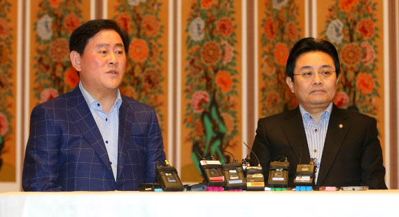 최경환 새누리당 원내대표(왼쪽)와 전병헌 민주당 원내대표가 19일 오전 국회 의원동산 사랑재에서 첫 공식 회동을 하고 있다.  연합뉴스