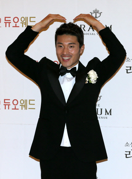 독도 세리머니의 주인공 박종우(부산)가 19일 오후 서울 강남구 역삼동 라움에서 자신의 결혼식을 시작하기 전 포토타임을 갖고 있다. 연합뉴스