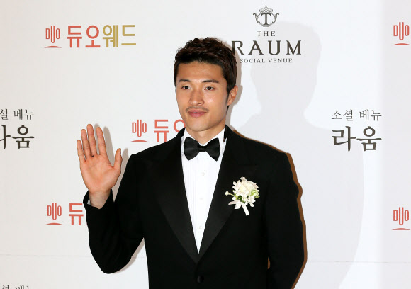 독도 세리머니의 주인공 박종우(부산)가 19일 오후 서울 강남구 역삼동 라움에서 자신의 결혼식을 시작하기 전 포토타임을 갖고 있다.  연합뉴스