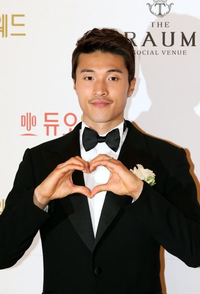 독도 세리머니의 주인공 박종우(부산)가 19일 오후 서울 강남구 역삼동 라움에서 자신의 결혼식을 시작하기 전 포토타임을 갖고 있다.  연합뉴스