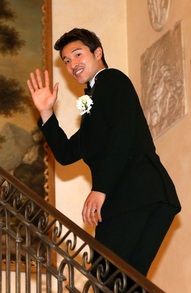 독도 세리머니의 주인공 박종우(부산)가 19일 오후 서울 강남구 역삼동 라움에서 자신의 결혼식을 시작하기 전 포토타임을 갖고 있다.  연합뉴스