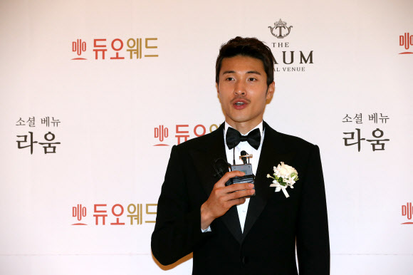 독도 세리머니의 주인공 박종우(부산)가 19일 오후 서울 강남구 역삼동 라움에서 자신의 결혼식을 시작하기 전 포토타임을 갖고 있다.  연합뉴스