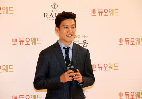 이청용이 19일 오후 서울 강남구 역삼동 라움에서 열린 박종우의 결혼식에 참석해 포즈를 취하고 있다.  연합뉴스