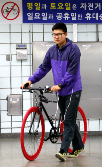 지하철 5∼8호선을 운영하는 서울도시철도공사가 자전거 승차 관련 내용(자전거를 끌고 승차하는 것은 법정공휴일에만, 열차 맨 앞칸과 뒤칸에만 가능)을  명시한 ‘지하철 이용약관’을 각 역사 고객안내센터와 승강장 등에 부착했다.19일  서울시내 한 5호선에서 시민이 자전거를 가지고 이동하고 있다. 연합뉴스