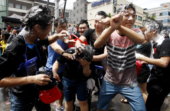 세계 3대 마임축제 중 하나인 춘천마임축제가 19일 개막한 가운데 강원 춘천시 중앙로에서 개막행사인 몸 씻김 난장 ‘아!수(水)라장’이 펼쳐지고 있다. 축제는 26일 폐막한다. 연합뉴스