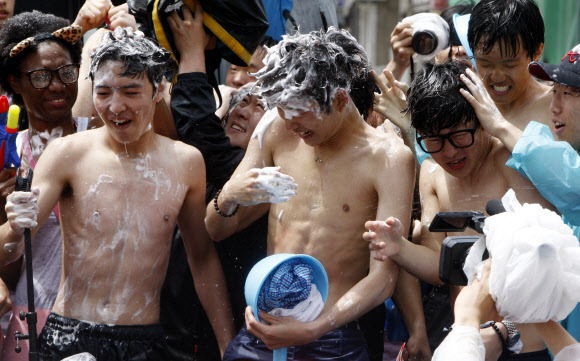 세계 3대 마임축제 중 하나인 춘천마임축제가 19일 개막한 가운데 강원 춘천시 중앙로에서 개막행사인 몸 씻김 난장 ‘아!수(水)라장’이 펼쳐지고 있다. 축제는 26일 폐막한다. 연합뉴스