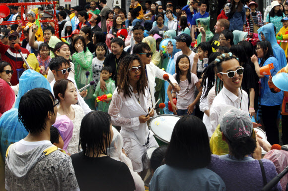 세계 3대 마임축제 중 하나인 춘천마임축제가 19일 개막한 가운데 강원 춘천시 중앙로에서 개막행사인 몸 씻김 난장 ‘아!수(水)라장’이 펼쳐지고 있다. 사진은 타악그룹 ‘라퍼커션’의 공연 모습. 연합뉴스