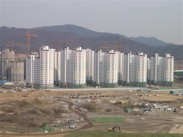 최근 첫 민영 아파트 분양을 앞둔 위례신도시 건설 현장에서 공사가 한창 진행되고 있다. 뒤로 보이는 산이 남한산성 아래 청량산이다. 한국토지주택공사 제공 
