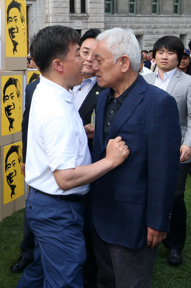 19일 오후 노무현재단 주최로 서울광장에서 열린 ‘노무현 대통령 서거 4주기 서울광장 추모문화제’에서 한 참가자가 문화제 현장을 방문한 김한길 민주당 대표에게 항의하고 있다. 연합뉴스