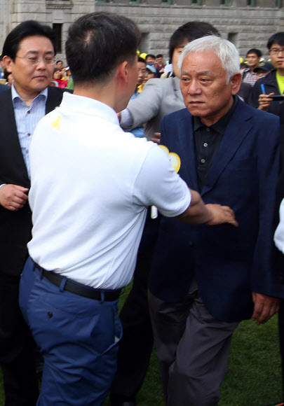 19일 오후 노무현재단 주최로 서울광장에서 열린 ‘노무현 대통령 서거 4주기 서울광장 추모문화제’에서 한 참가자가 문화제 현장을 방문한 김한길 민주당 대표에게 항의하고 있다.  연합뉴스