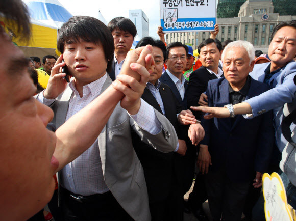 19일 오후 노무현재단 주최로 서울광장에서 열린 ‘노무현 대통령 서거 4주기 서울광장 추모문화제’에서 한 참가자가 문화제 현장을 방문한 김한길 민주당 대표에게 항의하고 있다.  연합뉴스