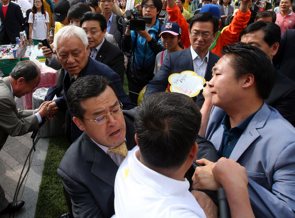 19일 오후 노무현재단 주최로 서울광장에서 열린 ‘노무현 대통령 서거 4주기 서울광장 추모문화제’에서 한 참가자가 문화제 현장을 방문한 김한길 민주당 대표에게 항의하고 있다.  연합뉴스