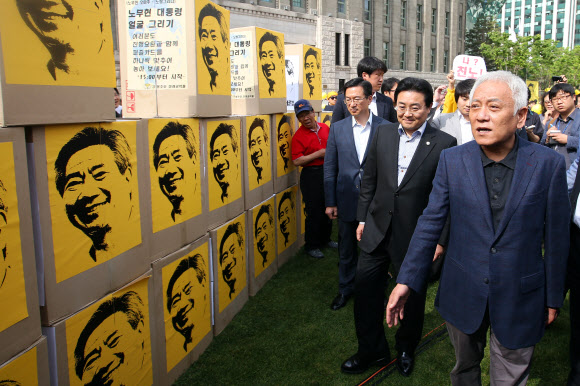 김한길 민주당 대표(오른쪽)가 19일 오후 노무현재단 주최로 서울광장에서 열린 ‘노무현 대통령 서거 4주기 서울광장 추모문화제’에 참석해 행사장을 둘러보고 있다.  연합뉴스