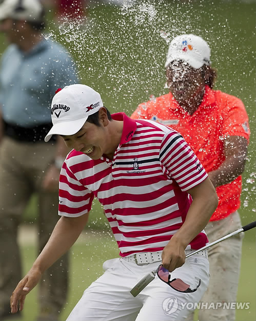 배상문이 미국 텍사스주 어빙의 포시즌스TPC에서 19일(현지시간) 열린 미 프로골프(PGA) 투어 바이런 넬슨 챔피언십 마지막날 4라운드에서 우승을 확정지은 후 물세례를 받으며 기뻐하고 있다.