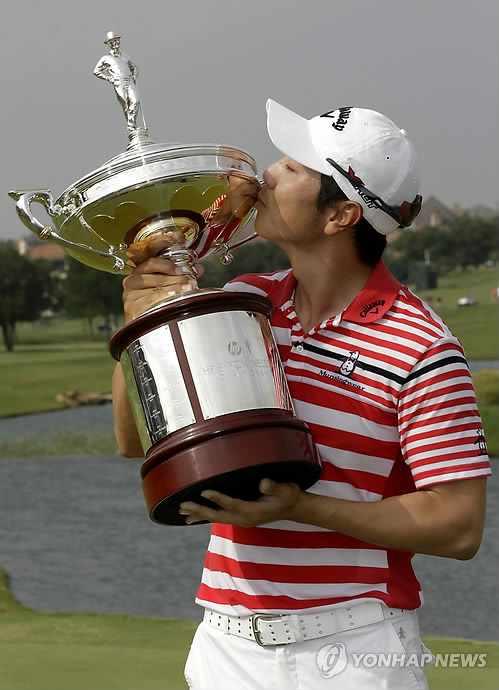 배상문이 미국 텍사스주 어빙의 포시즌스TPC에서 19일(현지시간) 열린 미 프로골프(PGA) 투어 바이런 넬슨 챔피언십 마지막날 4라운드에서 합계 13언더파 267타를 기록, 강호 키건 브래들리(미국)를 2타차로 제치고 승리했다. 배상문이 경기를 마치고 18번홀 그린에서 우승 트로피에 입을 맞추고 있다(사진).