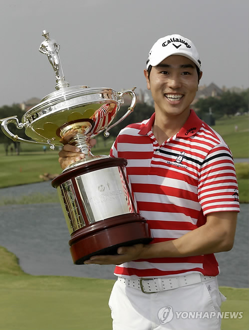 배상문이 미국 텍사스주 어빙의 포시즌스TPC에서 19일(현지시간) 열린 미 프로골프(PGA) 투어 바이런 넬슨 챔피언십 마지막날 4라운드에서 합계 13언더파 267타를 기록, 강호 키건 브래들리(미국)를 2타차로 제치고 승리했다. 배상문이 경기를 마치고 18번홀 그린에서 우승 트로피를 들어보이고 있다(사진).