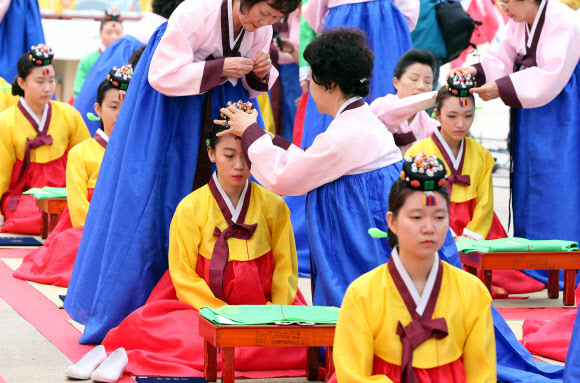 20일 서울 남산골 한옥마을에서 열린 전통 성년례(成年禮)에서 올해로 20세가 된 1993년생대학생 등이 족두리를 착용하고 있다.