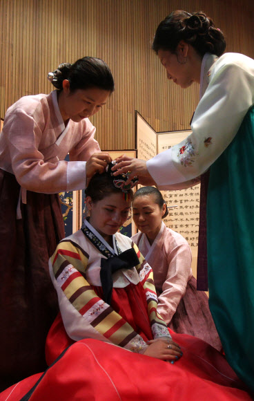 올해 성년을 맞은 유학생이 20일 오전 청주시 상당구 청주대학교 대학문화관에서 열린 전통 성년례 의식을 거행하고 있다.