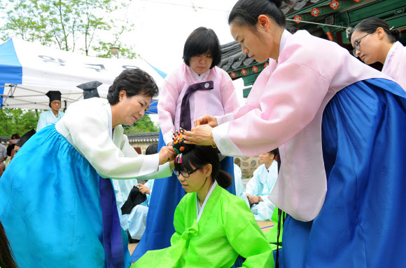 제41회 성년의 날인 20일 강원 양구군 양구향교 명륜당에서 전통 성년례가 열리고 있다.