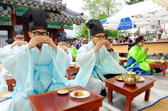 제41회 성년의 날인 20일 강원 양구군 양구향교 명륜당에서 전통 성년례가 열리고 있다.