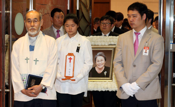 20일 오전 서울 서대문구 신촌동 세브란스병원에서 열린 故 박영숙 전 안철수재단 이사장 영결식에서 관계자들이 고인의 영정을 운구차에 싣고 있다.