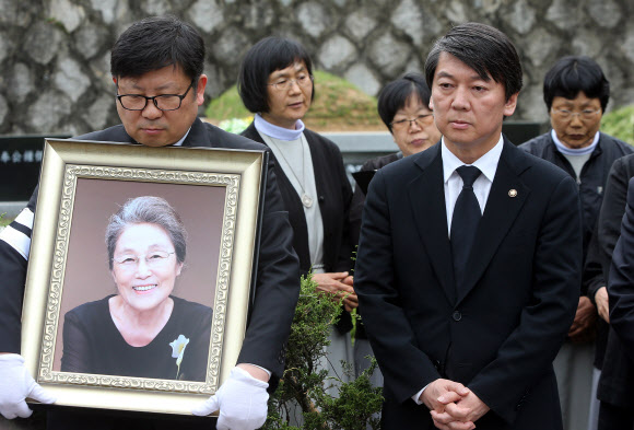 안철수 무소속 의원이 20일 경기도 남양주시 모란공원에서 열린 박영숙 전 안철수재단(현 동그라미 재단) 이사장 안장식에서 굳은 표정으로 생각에 잠겨 있다.